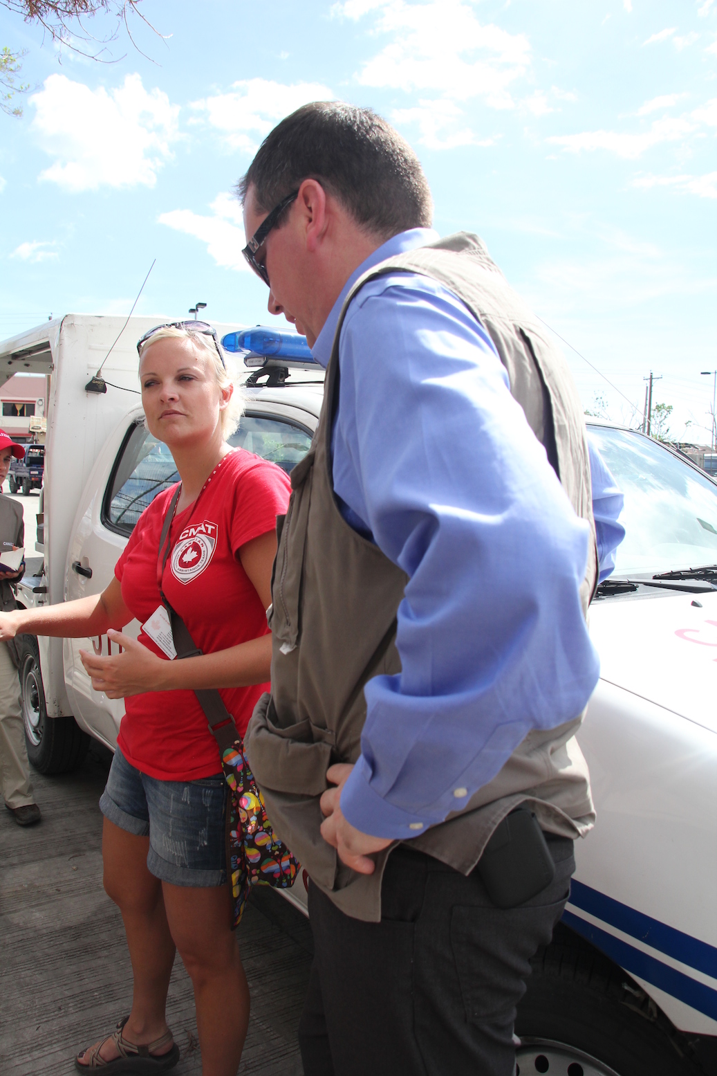 CMAT Team Leader Kate Auger briefs Minister Paradis on CMAT's relief efforts in Ormoc City, Leyte. 